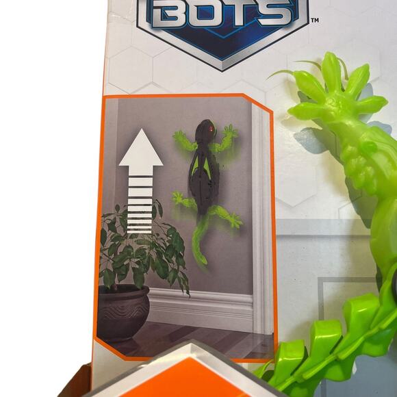 Remote Control Gecko HEX BOTS Wallcrawler And Floor Mover Gecko Remote Ages 4+ - Picture 2 of 4